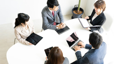 盛り上げっている社内会議のイメージ