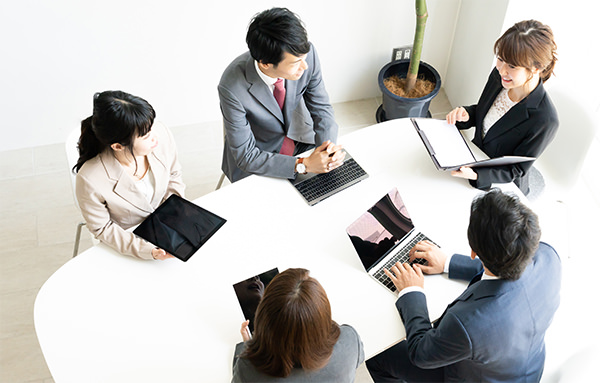 盛り上げっている社内会議のイメージ
